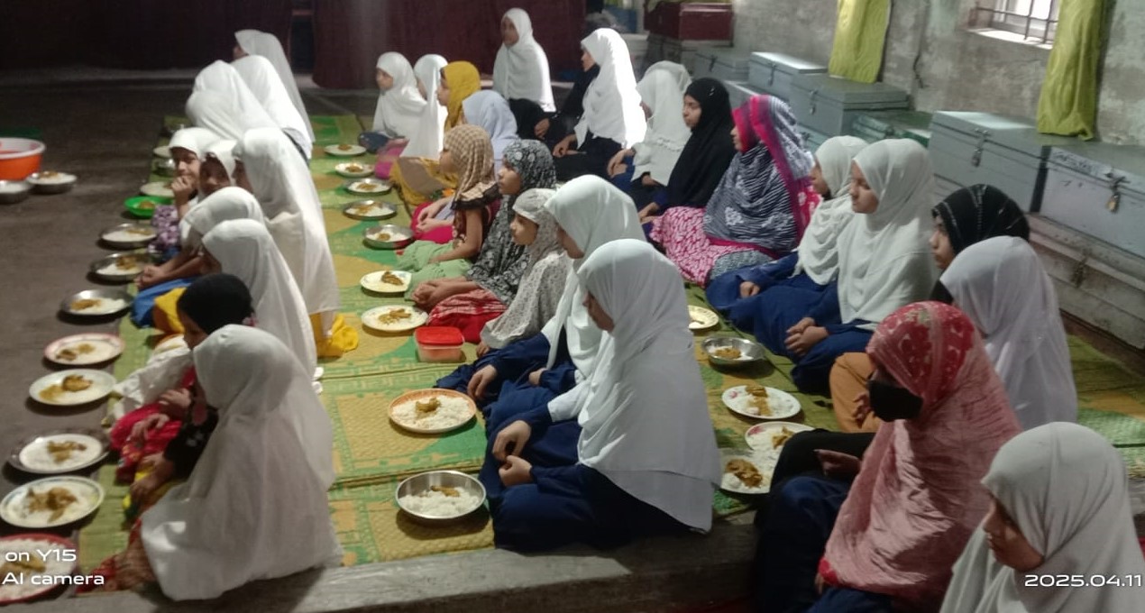 Image of students at Madinatul Ulum Mohila Kamil school